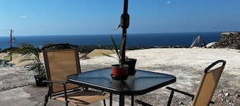 Beautiful and tranquil 2-bedroom, 2 Bathroom house in delightful Discovery Bay.