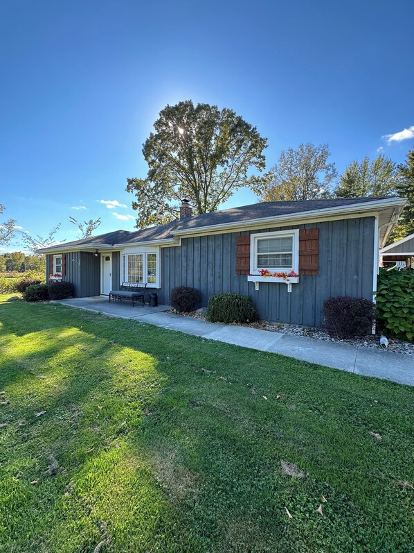 Exterior - Charming3bdrm cottage near town saint Clair river 194 close to the airport (Saint Clair)