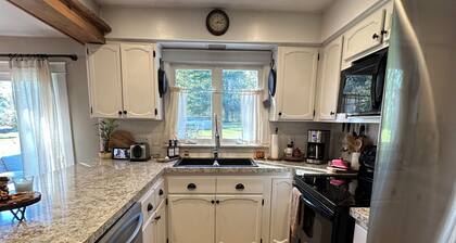 Charming3bdrm cottage near town saint Clair river 194 close to the airport