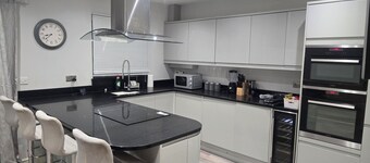 Beautiful &Cosy. Home Sweet Home FOR FAMILY OR WORK GROUP-SITTINGOURNE. KENT