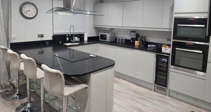 Beautiful &Cosy. Home Sweet Home FOR FAMILY OR WORK GROUP-SITTINGOURNE. KENT