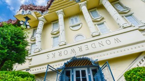 Un edificio con el nombre "WONDERWORKS" bien visible. Presenta elementos arquitectónicos clásicos como columnas y molduras decorativas.