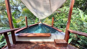 Outdoor spa tub - Casa Malka, Charming house in Saboga island (Saboga)