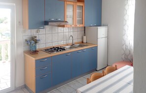 Kühlschrank, Wasserkocher mit Kaffee-/Teezubehör