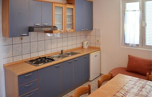 Kühlschrank, Mikrowelle, Wasserkocher mit Kaffee-/Teezubehör