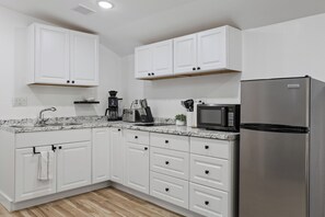 Kühlschrank, Mikrowelle, Herdplatte, Wasserkocher mit Kaffee-/Teezubehör