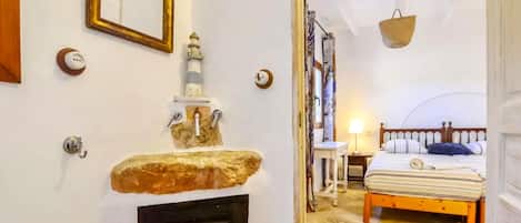 Silitysrauta/-lauta, ilmainen Wi-Fi, vuodevaatteet