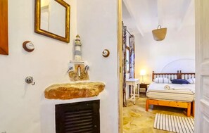 Tabla de planchar con plancha, wifi gratis y ropa de cama 