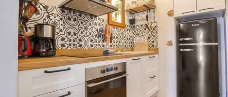 Fridge, oven, stovetop, dishwasher