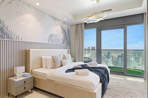 2 habitaciones, escritorio y tabla de planchar con plancha