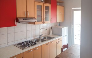 Fridge, coffee/tea maker