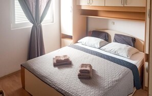 2 bedrooms, travel cot, free WiFi, bed sheets