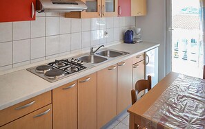 Refrigerador, microondas, cafetera y tetera y utensilios de cocina 