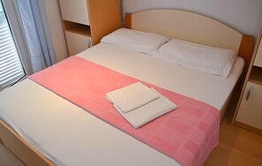 2 bedrooms, travel cot, free WiFi, bed sheets