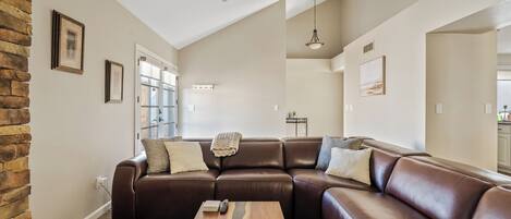 Una televisión, una chimenea, una oficina