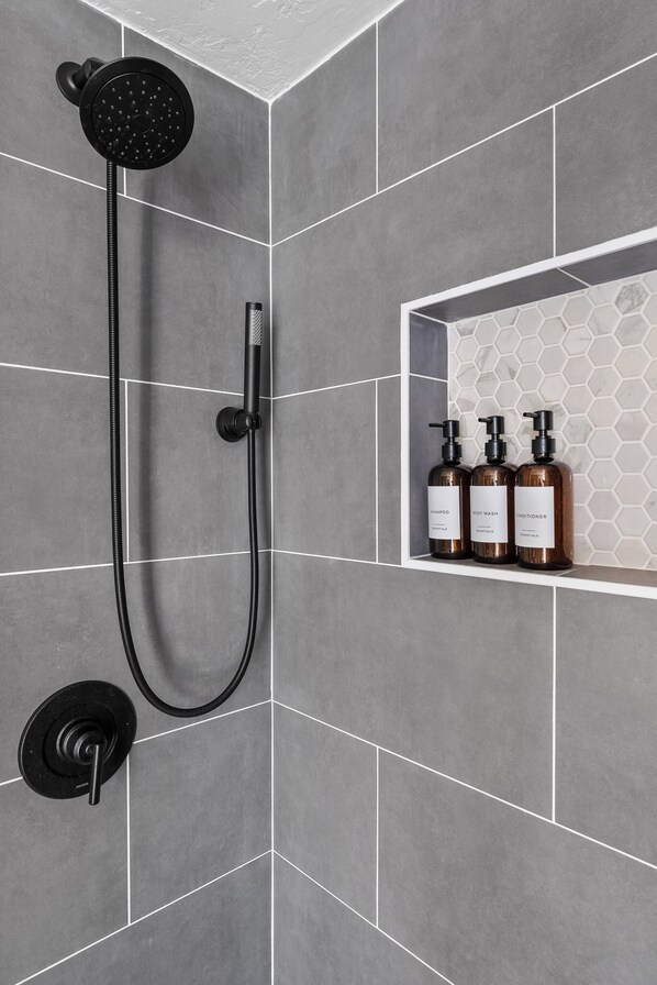 Dusche, Haartrockner, Handtücher