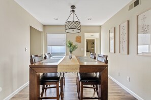 Dining - Enjoy Comfort in this 2-bedroom, 2-bath condo in Tempe, AZ (Tempe)