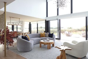 TV connectée, cheminée, écrans d'ordinateur, imprimantes