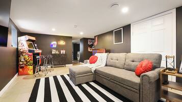 Smart TV, videojuegos, futbolito y tenis de mesa