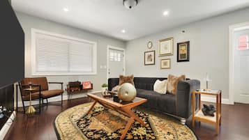 Smart-tv, tv-spel, bordsfotboll och ett bordtennisbord