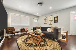 Smart TV, video games, table football, ping pong - *Regal Bricks* Cold Plunge | Fire Pit | Game Room | Private Backyard (Pittsburgh)