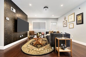 Smart TV, video games, table football, ping pong - *Regal Bricks* Cold Plunge | Fire Pit | Game Room | Private Backyard (Pittsburgh)