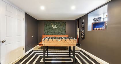 *Regal Bricks* Cold Plunge | Fire Pit | Game Room | Private Backyard