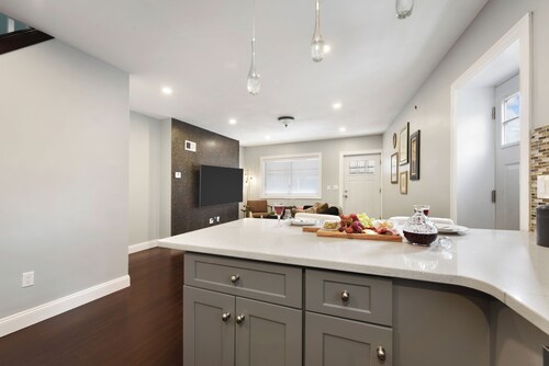 *Regal Bricks* Cold Plunge | Fire Pit | Game Room | Private Backyard