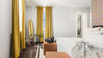 4 habitaciones, escritorio y tabla de planchar con plancha