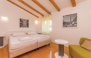 2 bedrooms, iron/ironing board, travel cot, free WiFi