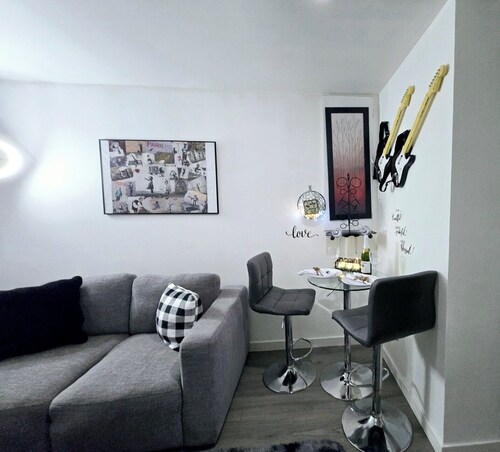 COZY 1Br Basement Suite Perfect for Couple!Free Sparkling Wine! Private Parking.