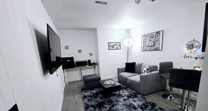 COZY 1Br Basement Suite Perfect for Couple!Free Sparkling Wine! Private Parking.