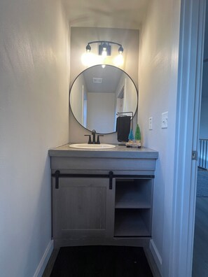 Een douche, een haardroger, handdoeken, zeep