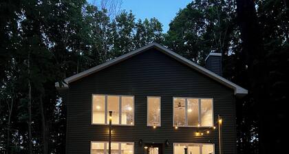 Newbuilt Lakefront Cabin, 2 bedrooms, 1.5 baths, 1 mins away from ATV trails