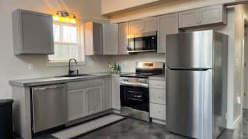 冷蔵庫、電子レンジ、オーブン、コンロ