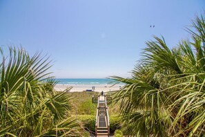På stranden, solstolar och strandhanddukar