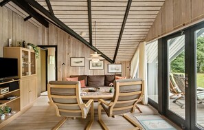 TV, fireplace, DVD player, stereo - Lovely home in Rødby with WiFi (Rødby)