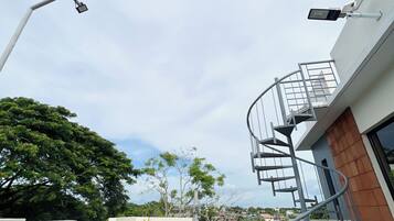 Un edificio moderno con una escalera en espiral y un farol.