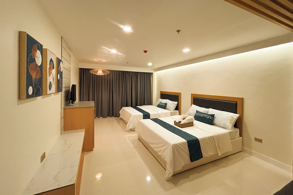 Family Suite | Desk, laptop workspace, iron/ironing board, free WiFi