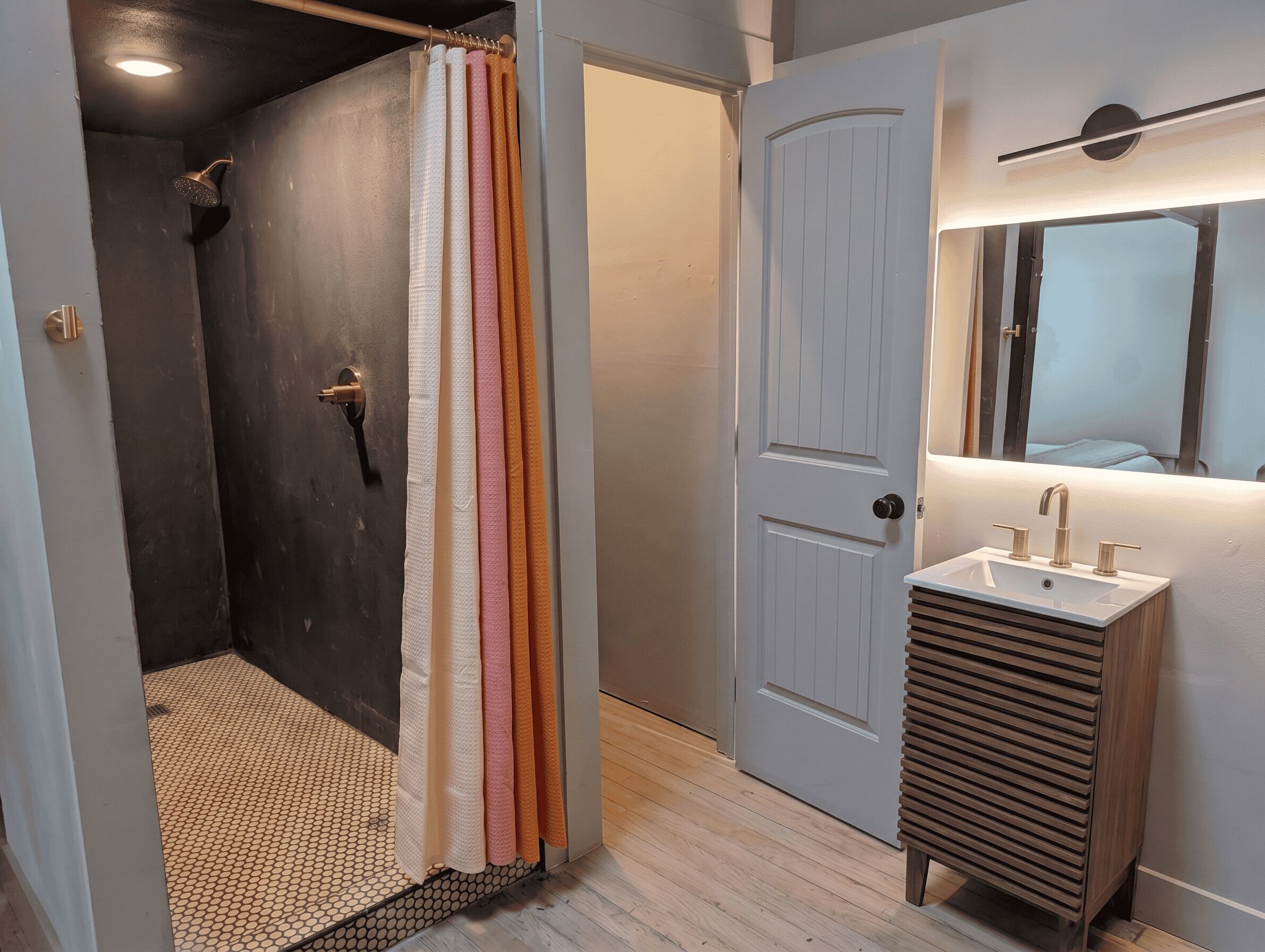 Premier tweepersoonskamer, 1 kingsize bed | Badkamer | Een haardroger, handdoeken, zeep, shampoo