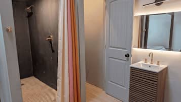 Premier Double Room, 1 King Bed | Bathroom | Hair dryer, towels, soap, shampoo