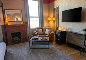 Dobbeltrom – premier, 1 kingsize-seng, kjøleskap | Sengetøy av topp kvalitet, dundyner og individuelt dekorert