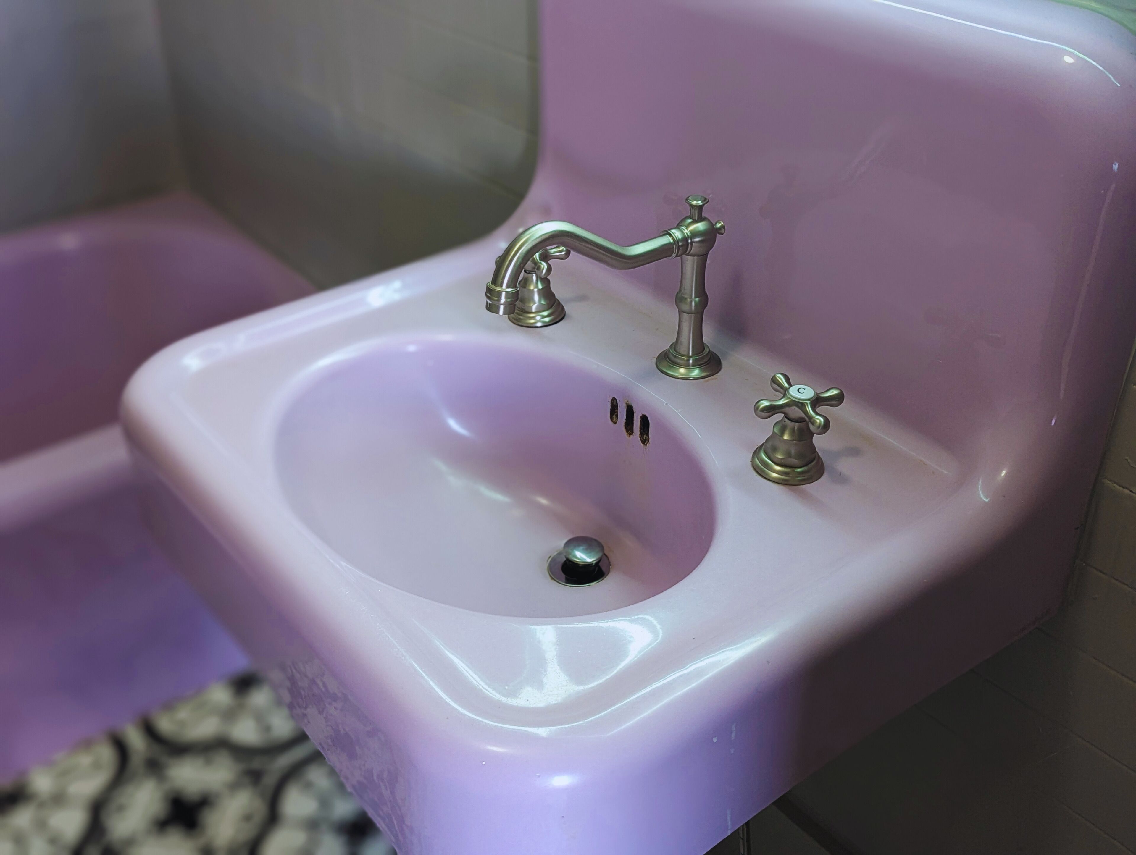 Un lavabo de salle de bain avec un robinet et un distributeur de savon.
