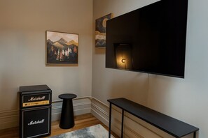 Dobbeltrom – premier, 1 queensize-seng, kjøleskap | Oppholdsområde | En 55-tommers smart-TV med digitale kanaler samt strømmetjenester