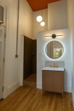 Kahden hengen deluxe-huone, jääkaappi, vuoristonäköala | Kylpyhuone | Hiustenkuivaaja, pyyhkeet, saippua, sampoo