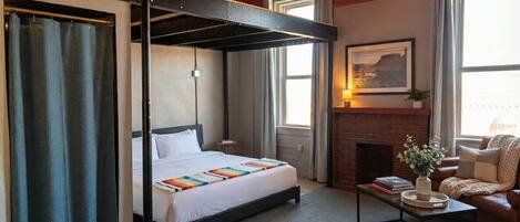 Premier-Doppelzimmer, 1 King-Bett, Kühlschrank | Hochwertige Bettwaren, Daunenbettdecken, individuell dekoriert