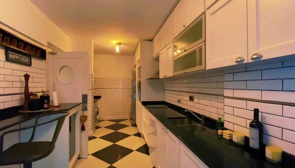 Microwave, oven, dishwasher, cookware/dishes/utensils