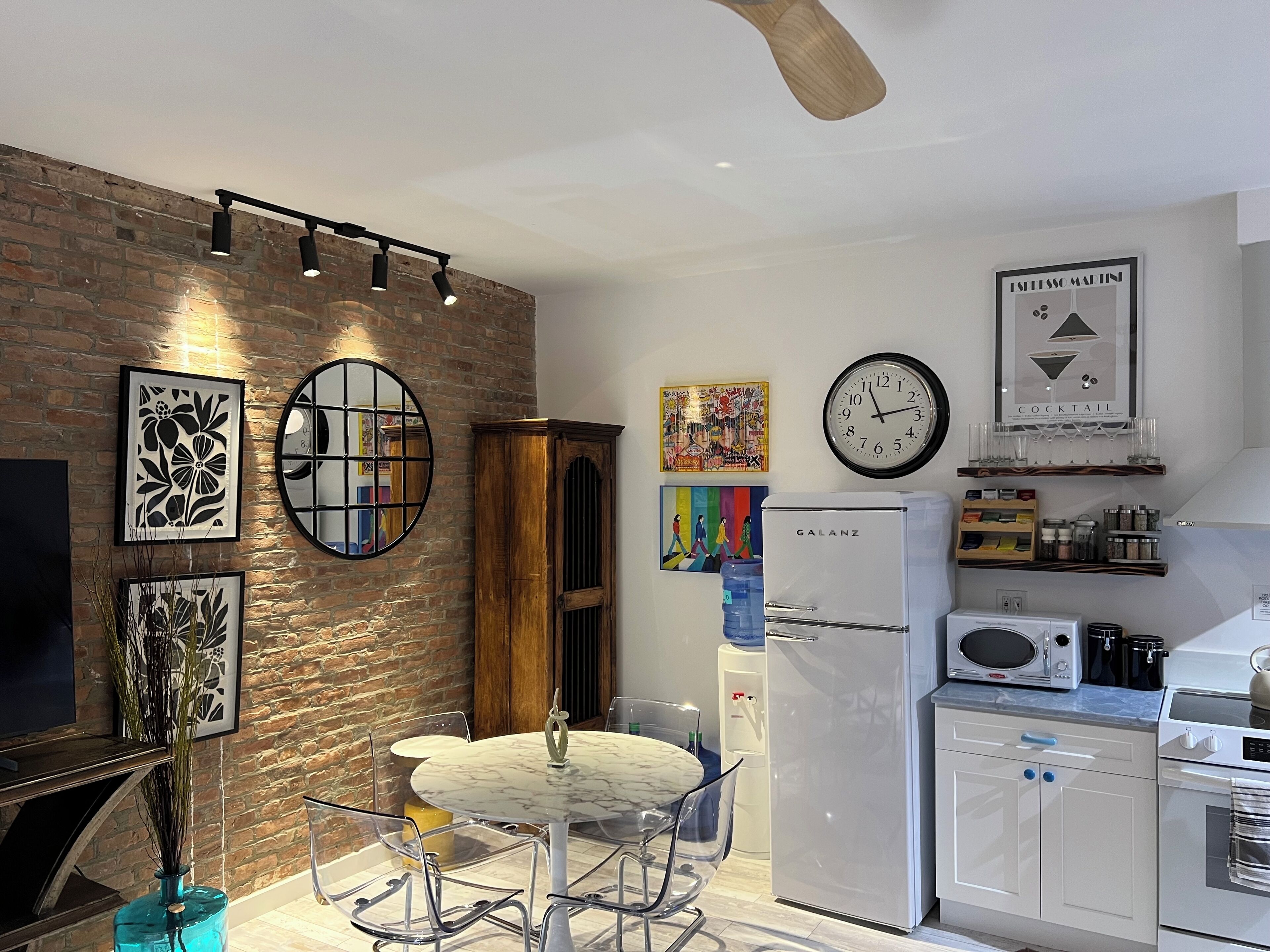 Coffee/tea maker, fridge, microwave, oven