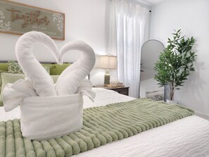 3 bedrooms, iron/ironing board, travel cot, WiFi - Houston Cozy Retreat - MED Center/DT/NGR - Sleeps 10 (Houston)