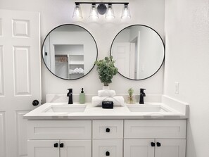 Interior - Houston Cozy Retreat - MED Center/DT/NGR - Sleeps 10 (Houston)